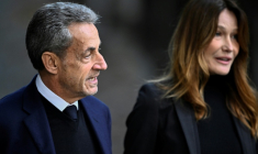 L'ancien président Nicolas Sarkozy et son épouse Carla Bruni-Sarkozy, le 21 octobre 2025 à Paris ( AFP / JULIEN DE ROSA )