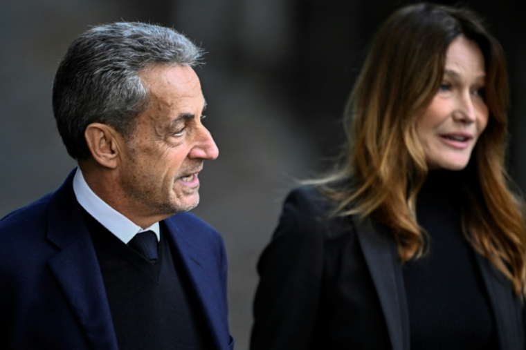 L'ancien président Nicolas Sarkozy et son épouse Carla Bruni-Sarkozy, le 21 octobre 2025 à Paris ( AFP / JULIEN DE ROSA )