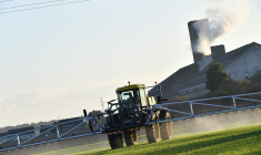 Députés et sénateurs vont chercher un compromis ce mardi. Objectif : voter le texte juste avant le Salon de l'agriculture, inauguré samedi 22 février par Emmanuel Macron.  ( AFP / JEAN-FRANCOIS MONIER )