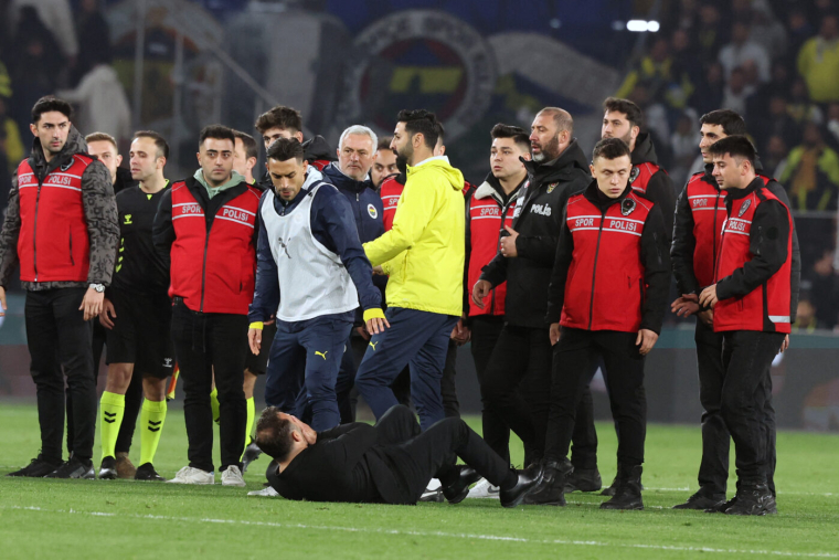 Fenerbahçe défend Mourinho après son geste fou sur Okan Buruk