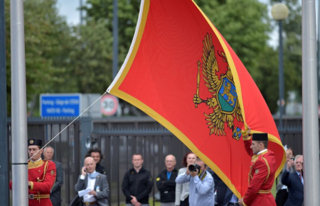 Le drapeau du Monténégro est hissé lors d'une cérémonie marquant l'adhésion du Monténégro à l'Otan au siège de l'Otan à Bruxelles
