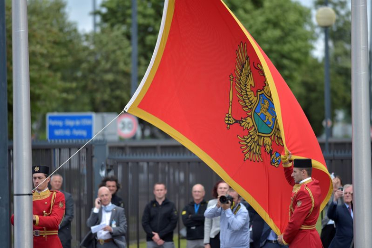 Le drapeau du Monténégro est hissé lors d'une cérémonie marquant l'adhésion du Monténégro à l'Otan au siège de l'Otan à Bruxelles