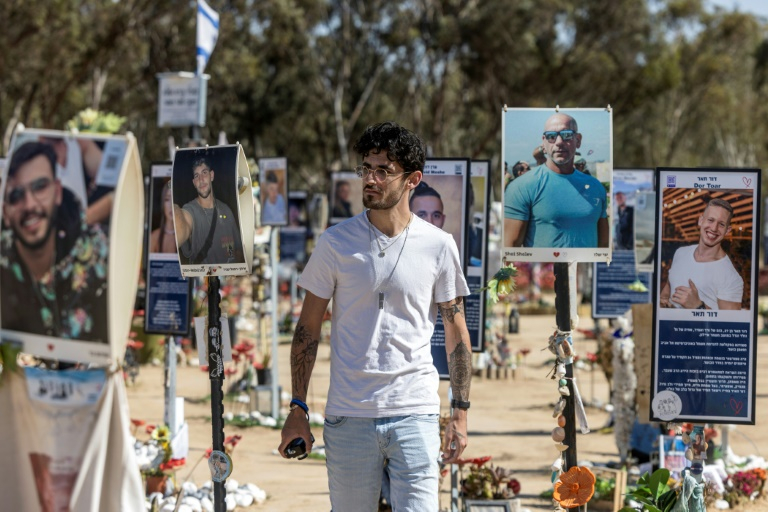 Shye Klein-Weinstein, rescapé de l'attaque sanglante du Hamas le 7 octobre 2023, dans les allées du mémorial des victimes du festival Nova au kibboutz Reim, dans le sud d'Israël, le 30 mars 2025 ( AFP / Menahem KAHANA )