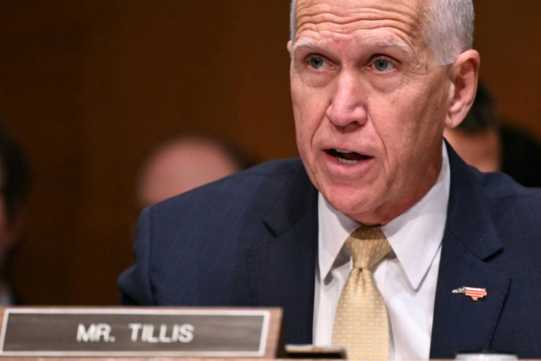Le sénateur républicain de Caroline du Nord, Thom Tillis, lors d'une audition du choix de Donald Trump pour présider la Réserve fédérale, Kevin Warsh, à Washington le 21 avril 2026 ( AFP / Mandel NGAN )
