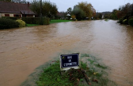 Une rue inondée d'Enquin-sur-Baillons dans le Pas-de-Calais