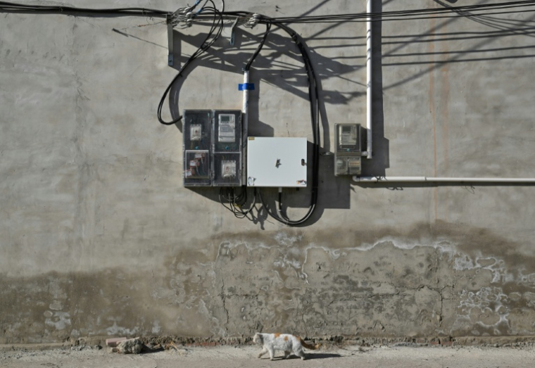 Un compteur électrique de la ville chinoise de Baoding, dans le district de Xushui à une centaine de kilomètres de Pékin, où les autorités ont ordonné  de remplacer les poêles à charbon par des systèmes électriques ou au gaz, le 7 janvier 2026 ( AFP / Adek BERRY )