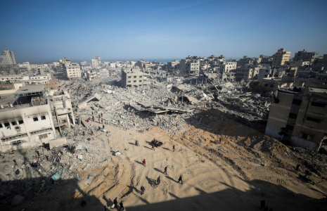 Les Palestiniens inspectent les dégâts après le retrait des forces israéliennes de l'hôpital Al Shifa de Gaza et de ses alentours