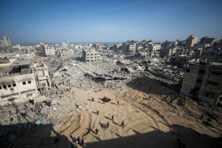 Les Palestiniens inspectent les dégâts après le retrait des forces israéliennes de l'hôpital Al Shifa de Gaza et de ses alentours