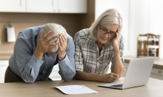 retraité triste (Crédits: Adobe Stock)