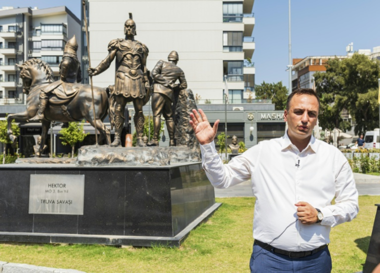 Le maire de Bornova, Omer Eski, lors d'une interview, le 7 août 2026 à Bornova, en Turquie ( AFP / Ahmet Ayberk Cimen )