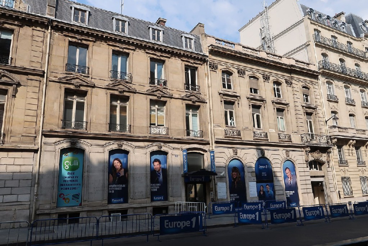 Les anciens locaux d’Europe 1 transformés en commerces de luxe et bureaux (Crédit photo: Celette - Wikimedia Commons)