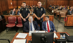 L'ancien producteur de cinéma américain Harvey Weinstein comparaît devant la Cour suprême pénale de l'État de New York, à Manhattan, le 21 avril 2026 ( POOL / Richard Drew )