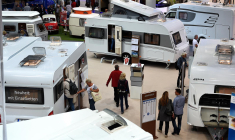 Au salon de la caravane de Düsseldorf. ( AFP / PATRIK STOLLARZ )