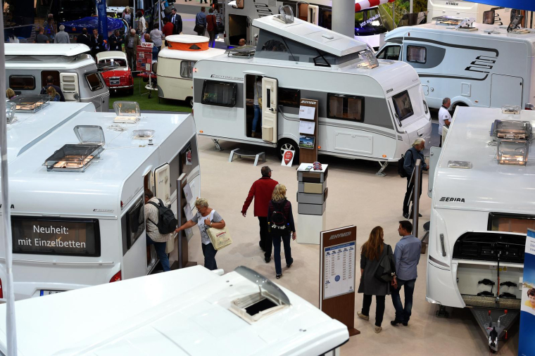 Au salon de la caravane de Düsseldorf. ( AFP / PATRIK STOLLARZ )