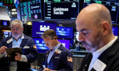 Des traders travaillent dans la salle des marchés à la Bourse de New York