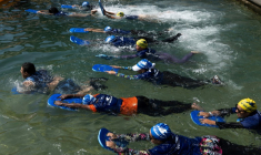 Des mères des quartiers Nord de Marseille participent à un cours de natation dispensé par l'association "Le Grand Bleu" dans une piscine d'eau de mer près du port de l'Estaque, le 11 août 2025 ( AFP / Miguel MEDINA )