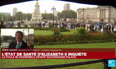 Royaume-Uni : les britanniques se rassemblement devant le palais de Buckingham en attendant des nouvelles de la reine