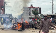 Des partisans de l'opposant Tchiroma dans les rues après la victoire de Paul Biya