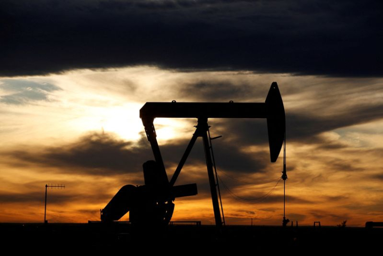 Un puit de pétrole brut sur une plate-forme de forage