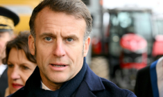Le président Emmanuel Macron lors d'une visite à Vallerois-le-Bois, le 3 février 2026 en Haute-Saône ( POOL / SEBASTIEN BOZON )
