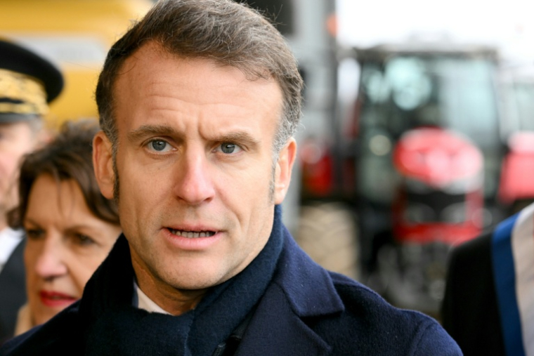 Le président Emmanuel Macron lors d'une visite à Vallerois-le-Bois, le 3 février 2026 en Haute-Saône ( POOL / SEBASTIEN BOZON )