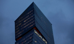 Le logo du Groupe BPCE est visible au siège du groupe bancaire français BPCE à Paris