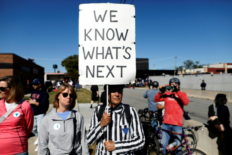 Des manifestants réunis devant un centre de la police de l'immigration américaine (ICE) en banlieue de Chicago, le 9 octobre 2025 ( AFP / OCTAVIO JONES )