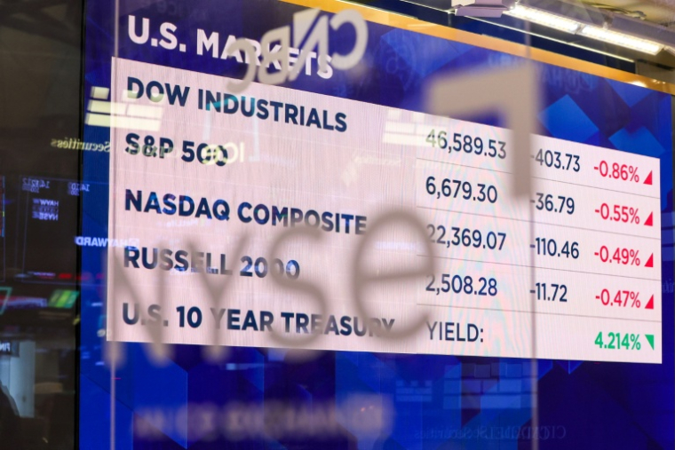Un écran à la Bourse de New York le 18 mars 2026 ( AFP / ANGELA WEISS )