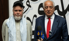 L'Américain Dennis Coyle (g) et l'ancien représentant spécial américain pour l'Afghanistan Zalmay Khalilzad, après sa libération par les talibans, le 24 mars 2026 à l'aéroport de Kaboul, en Afghanistan ( AFP / Wakil KOHSAR )