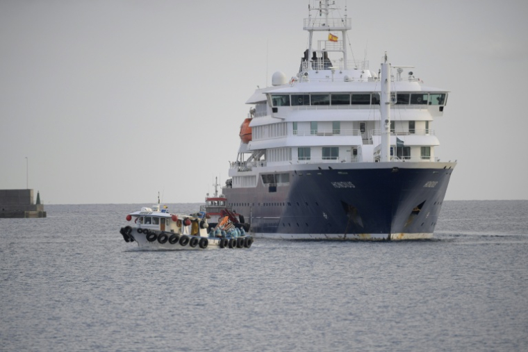 Des passagers américains du bateau de croisière MV Hondius, touché par l'hantavirus, sont transférés par bateau vers le port industriel de Granadilla de Abona, sur l'île de Tenerife, dans l'archipel espagnol des Canaries, le 10 mai 2026 ( AFP / JORGE GUERRERO )