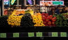 Un magasin de fruits et légumes du Reading Terminal Market aux États-Unis