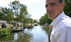 Le député européen Raphaël Glucksmann, candidat à la présidentielle via la primaire organisée par le PS et Place publique, en visite dans le Parc naturel régional du Marais poitevin, à Magné, le 25 août 2026 ( AFP / Christophe ARCHAMBAULT )