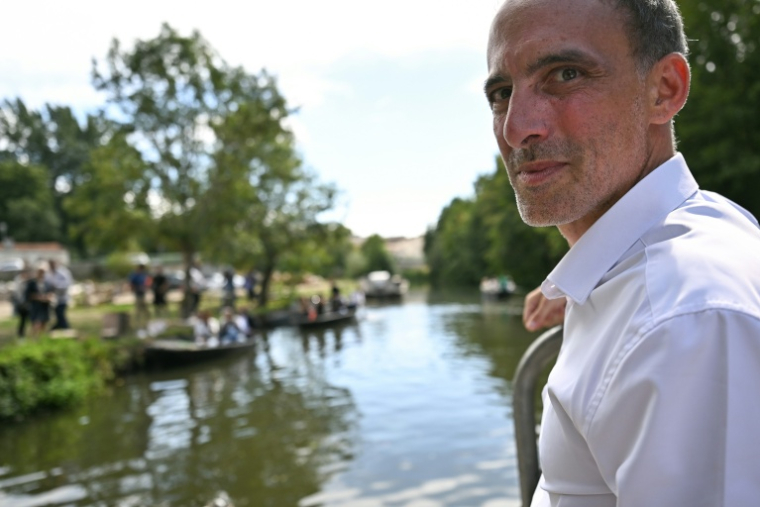 Le député européen Raphaël Glucksmann, candidat à la présidentielle via la primaire organisée par le PS et Place publique, en visite dans le Parc naturel régional du Marais poitevin, à Magné, le 25 août 2026 ( AFP / Christophe ARCHAMBAULT )