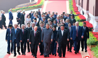 Photo prise le 3 septembre 2025 et publiée par l'agence de presse officielle nord-coréenne KCNA le 4 septembre 2025 du président russe Vladimir Poutine (g), du président chinois Xi Jinping (c) et du dirigeant nord-coréen Kim Jong Un (d) arrivant à un défilé militaire marquant le 80e anniversaire de la victoire sur le Japon et la fin de la Seconde Guerre mondiale, sur la place Tiananmen à Pékin ( KCNA VIA KNS / STR )
