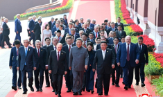 Photo prise le 3 septembre 2025 et publiée par l'agence de presse officielle nord-coréenne KCNA le 4 septembre 2025 du président russe Vladimir Poutine (g), du président chinois Xi Jinping (c) et du dirigeant nord-coréen Kim Jong Un (d) arrivant à un défilé militaire marquant le 80e anniversaire de la victoire sur le Japon et la fin de la Seconde Guerre mondiale, sur la place Tiananmen à Pékin ( KCNA VIA KNS / STR )