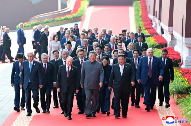 Photo prise le 3 septembre 2025 et publiée par l'agence de presse officielle nord-coréenne KCNA le 4 septembre 2025 du président russe Vladimir Poutine (g), du président chinois Xi Jinping (c) et du dirigeant nord-coréen Kim Jong Un (d) arrivant à un défilé militaire marquant le 80e anniversaire de la victoire sur le Japon et la fin de la Seconde Guerre mondiale, sur la place Tiananmen à Pékin ( KCNA VIA KNS / STR )