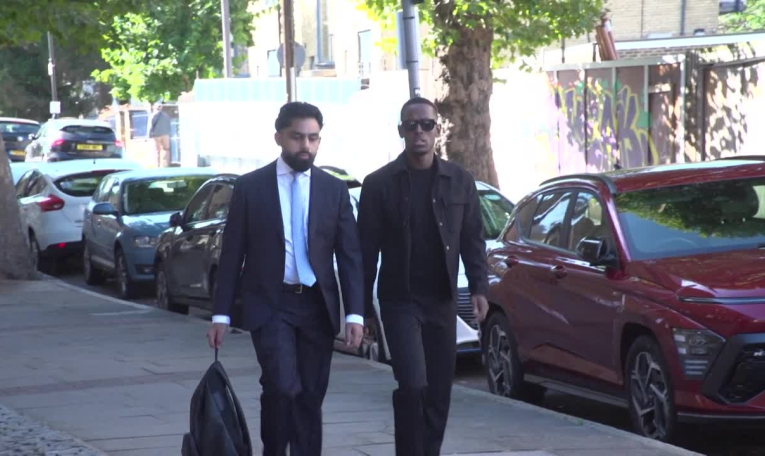 L'acteur britannique Micheal Ward, accusé d'agression sexuelle, arrive au tribunal