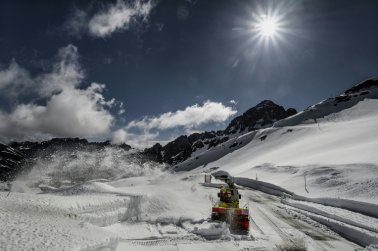 Une fraise à neige déneige une route au col du Galibier dans les Alpes le 20 mai 2026 ( AFP / Jeff PACHOUD )