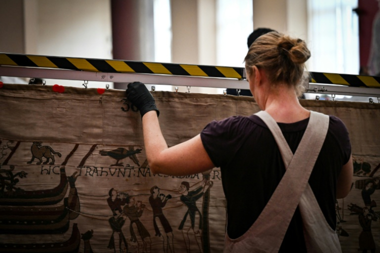 La tapisserie de Bayeux, au musée de la Tapisserie de Bayeux, en France, le 18 septembre 2025 ( POOL / LOU BENOIST )