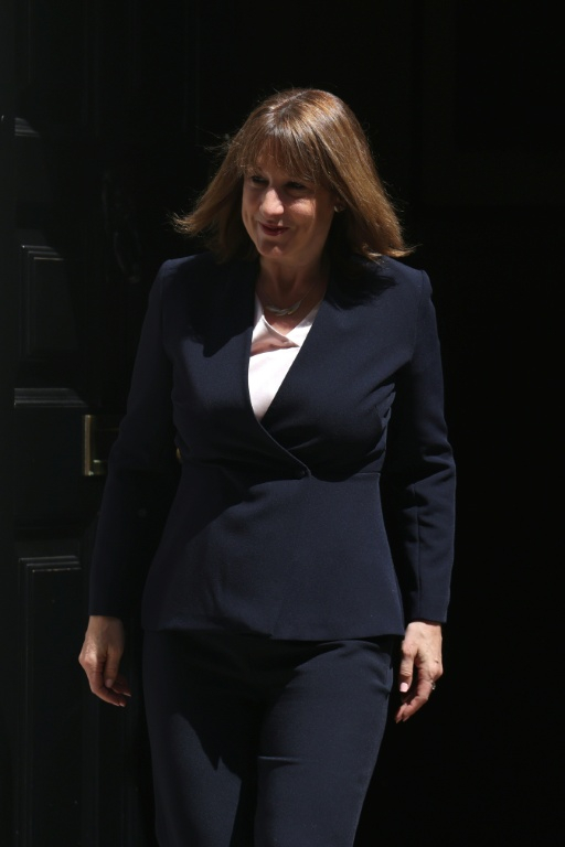La ministre britannique des Finances, Rachel Reeves, quitte le 11 Downing Street, dans le centre de Londres, le 24 juin 2026 ( AFP / Toby Shepheard )