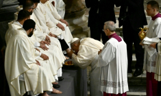 Le pape Léon XIV accomplit le rite du "lavement des pieds" lors de la messe de la Cène du Seigneur à la basilique Saint-Jean-de-Latran à Rome, le 2 avril 2026. ( AFP / Filippo MONTEFORTE )