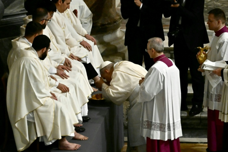 Le pape Léon XIV accomplit le rite du "lavement des pieds" lors de la messe de la Cène du Seigneur à la basilique Saint-Jean-de-Latran à Rome, le 2 avril 2026. ( AFP / Filippo MONTEFORTE )