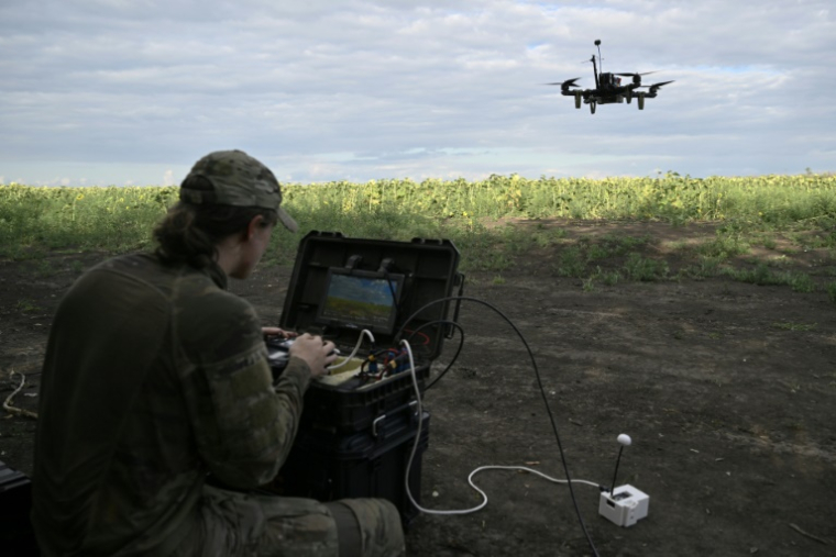 Le droniste Roubik, de la compagnie de reconnaissance du 3e corps d'armée ukrainien, contrôle un drone FPV lors d'un vol d'entraînement dans l'est de l'Ukraine, le 12 août 2025 ( AFP / Genya SAVILOV )