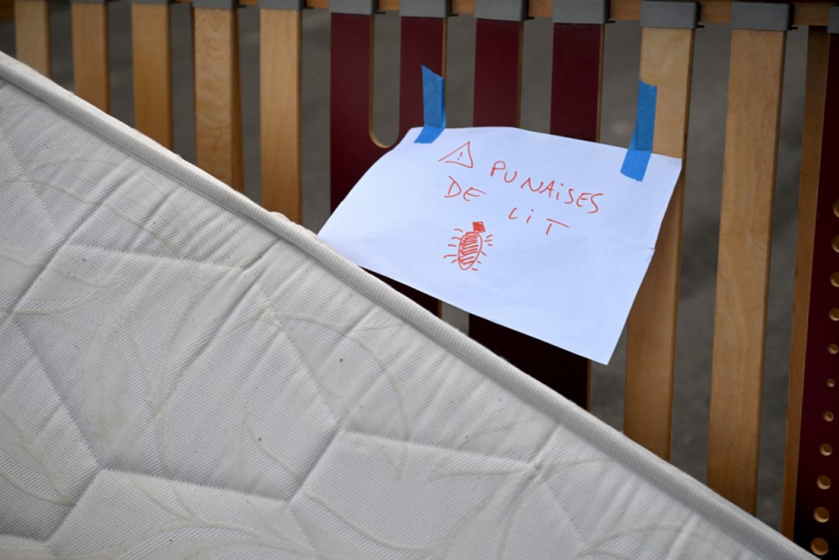 Un matelas abandonné sur un trottoir à Marseille, le 3 octobre. ( AFP / NICOLAS TUCAT )
