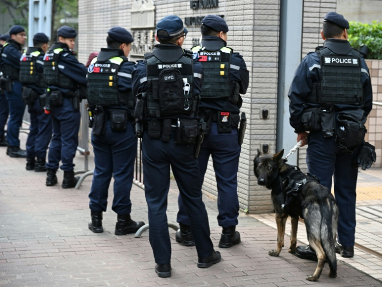 La police arrive au tribunal de première instance de West Kowloon à Hong Kong, le 22 janvier 2026 ( AFP / Peter PARKS )