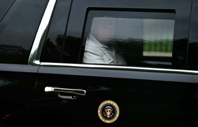 Le président américain Donald Trump quitte la Maison Blanche pour son golf de Virginie, le 27 juin 2026 ( AFP / Kent NISHIMURA )
