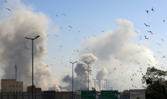 Un nuage de fumée s'élève dans le ciel de Téhéran après une frappe sur la capitale iranienne, le 5 mars 2026 ( AFP / ATTA KENARE )