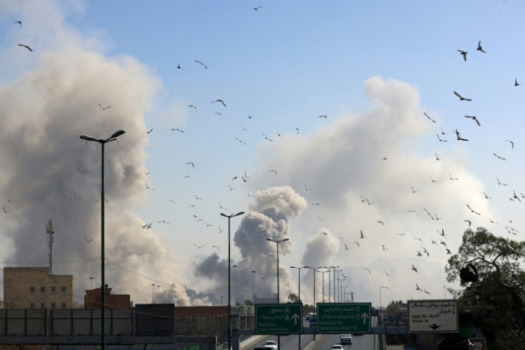 Un nuage de fumée s'élève dans le ciel de Téhéran après une frappe sur la capitale iranienne, le 5 mars 2026 ( AFP / ATTA KENARE )