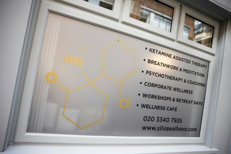 La vitrine du centre thérapeutique psychédélique Silva Wellness, à Londres, où des pastilles de kétamine sont utilisées pour traiter la dépression, l'anxiété et d'autres problèmes de santé mentale, le 25 juin 2025 à Londres ( AFPTV / BENJAMIN CREMEL )