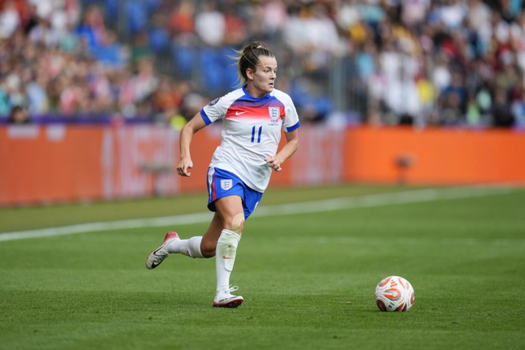Euro 2025 : l’Anglaise Lauren Hemp s’offre un drôle de trophée